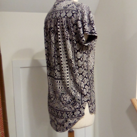 Lucky Brand Short Sleeve Top Split Cure Hem VNeck - Picture 7 of 13